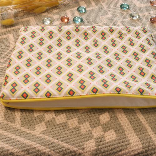 Pochette rembourrée grand format – 23x19 cm – tissu upcyclé