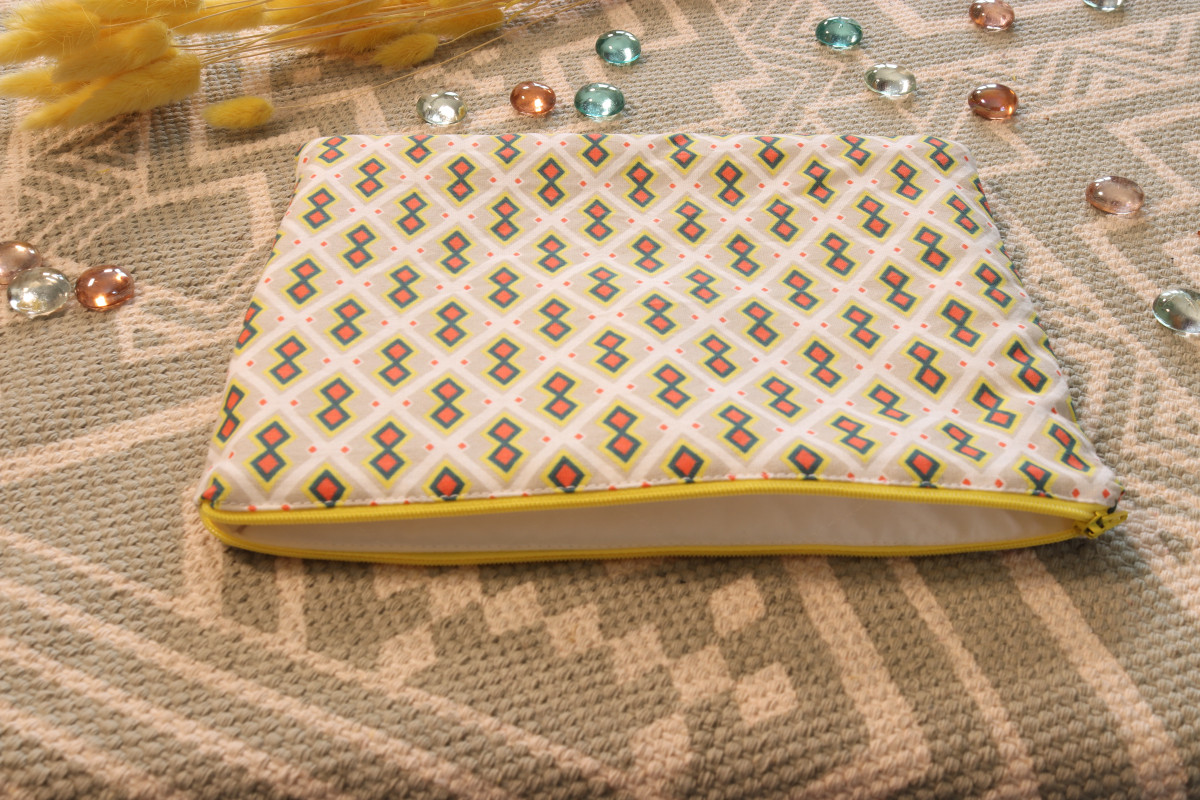 Pochette rembourrée grand format – 23x19 cm – tissu upcyclé