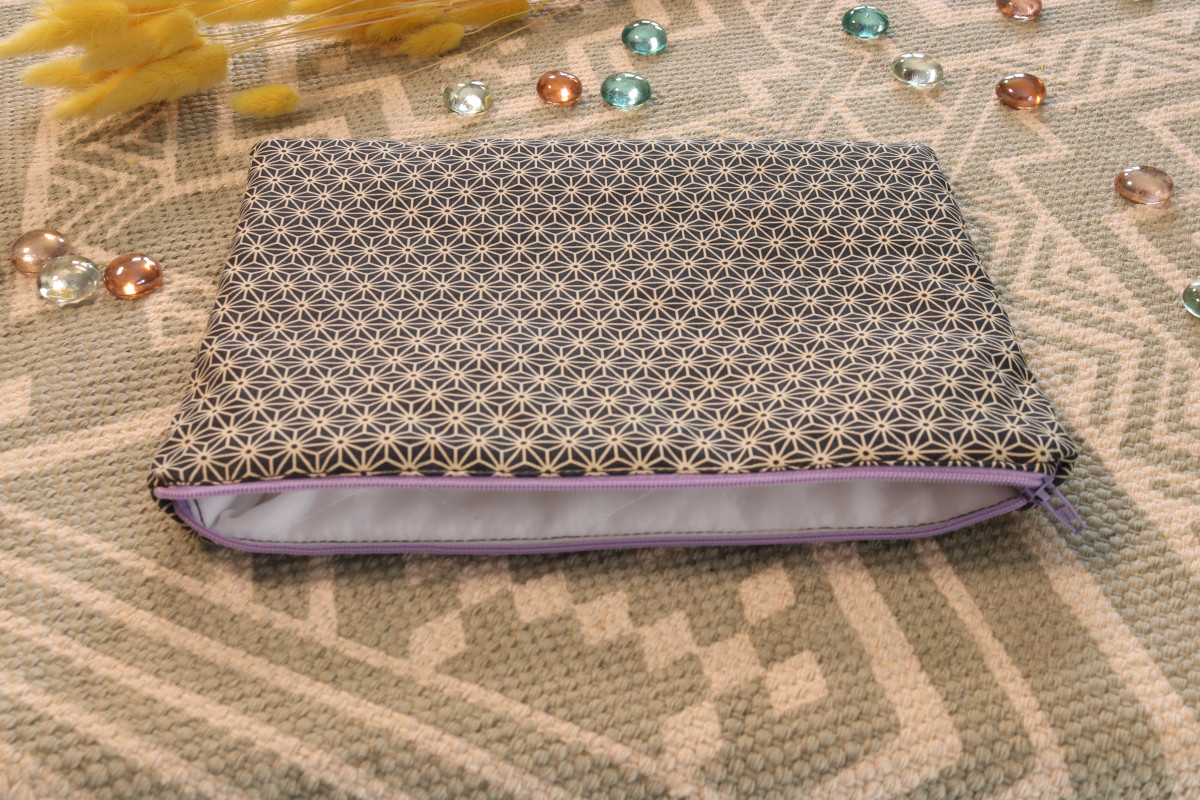 Pochette rembourrée grand format – 23x19 cm – tissu upcyclé
