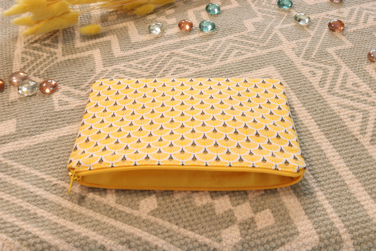 Pochette moyen format – 18x13 cm – tissu upcyclé