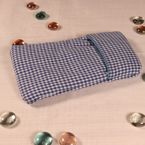 Etui à carreaux bleus