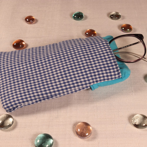 Etui à carreaux bleus