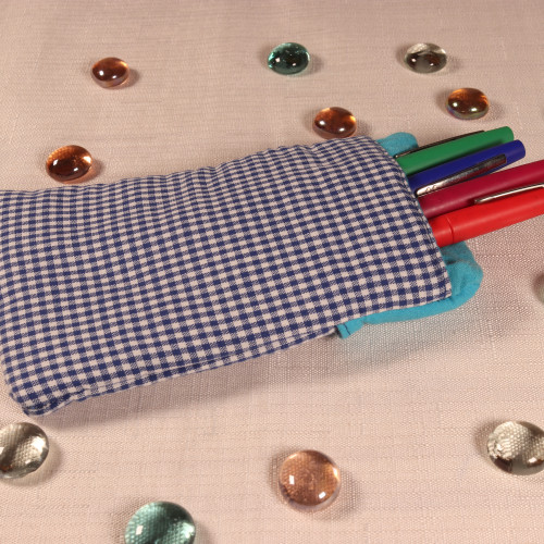 Etui à carreaux bleus