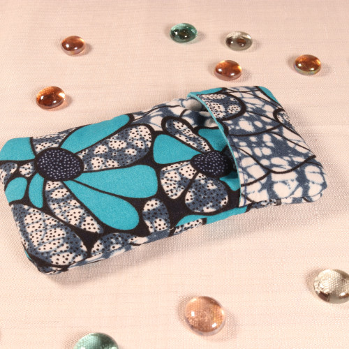 Etui à fleurs bleues