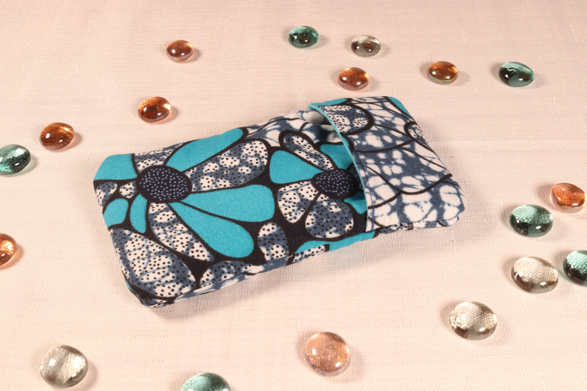 Etui à fleurs bleues