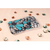 Etui à fleurs bleues