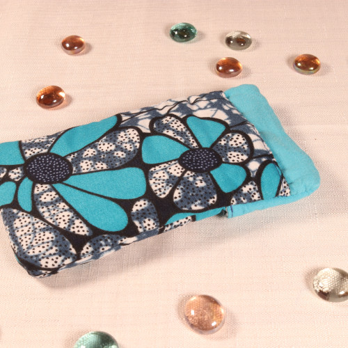 Etui à fleurs bleues