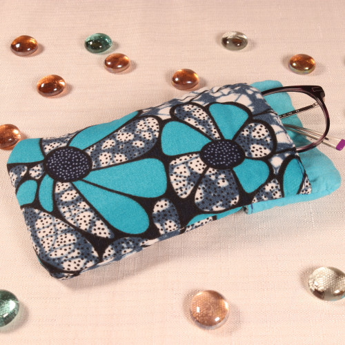 Etui à fleurs bleues