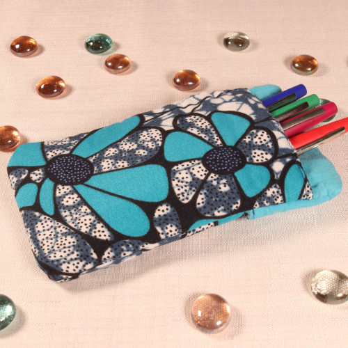 Etui à fleurs bleues