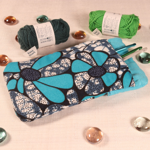 Etui à fleurs bleues