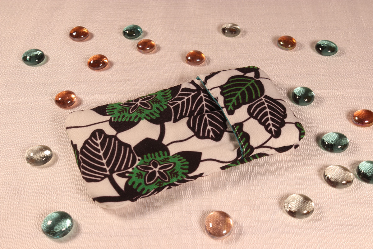 Etui à fleurs vertes