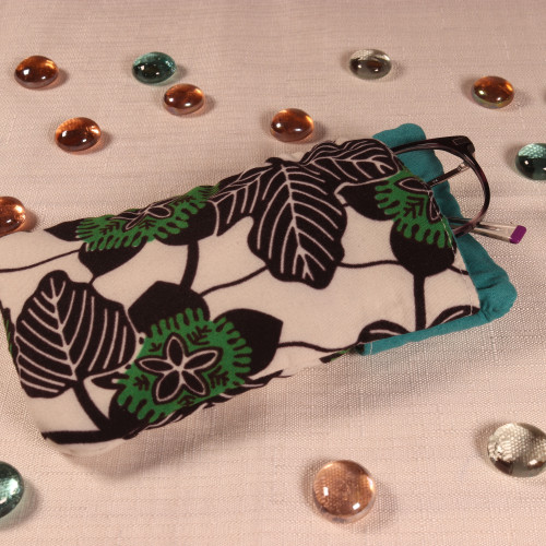 Etui à fleurs vertes