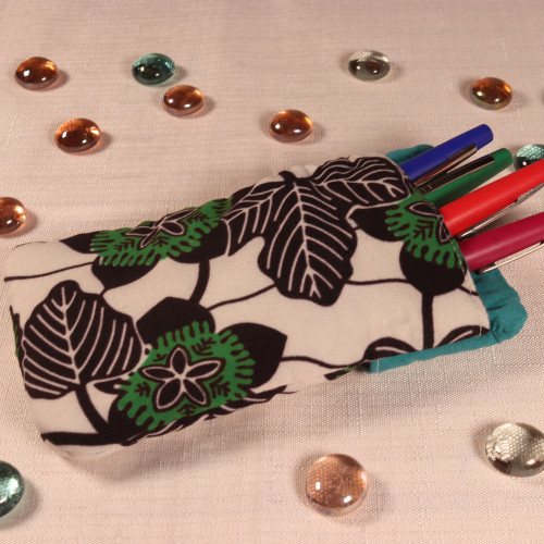 Etui à fleurs vertes